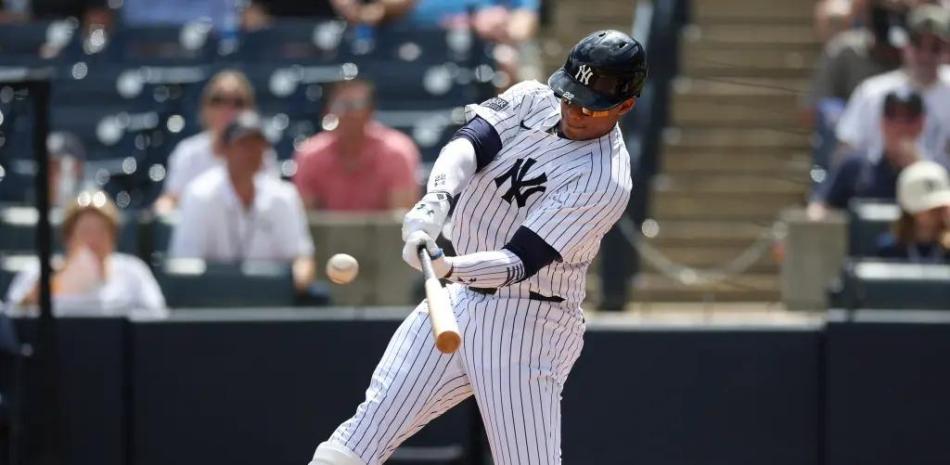 Juan  Soto al momento de conectar su doblete productor de la segunda vuelta de los Yankees.