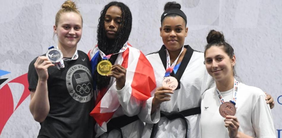 Varias de las jóvenes que conquistaron preseas en la celebración del Dominicana Open de Taekwondo.