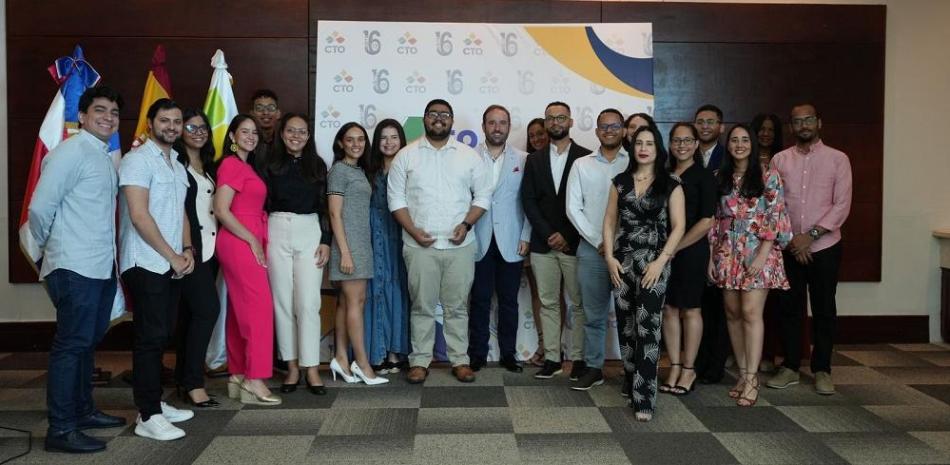 Mèdicos dominicanos ganadores de la Residencia Mir en España junto a Raùl Dìaz, gerente general de CTO Dominicana y su equipo de trabajo.