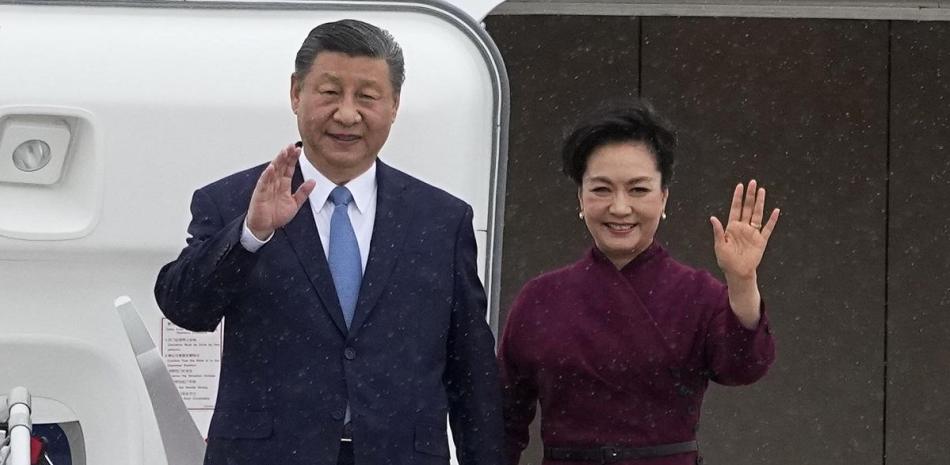 El presidente chino  Xi Jinping y su esposa Peng Liyuan al llegar al Aeropuerto Orly de París, el 5 de mayo de 2024.