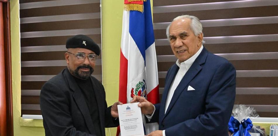 El doctor Benjamín Rosario Sosa recibe certificado del director de Conape, doctor José García Ramírez.