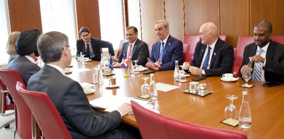 En la reunión participaron Luis Abinader, Anjay Banga, presidente del Banco Mundial; Roberto Álvarez, Pavel Isa, Jochi Vicente, yJulio Eduardo Díaz Sosa.