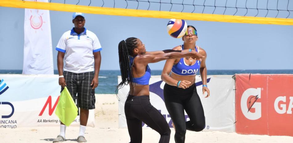 El binomio integrado por Julibeth Payano y Crismil Paniagua en plena jornada durante su partido de este jueves en el Norceca de Voleibol de playa.