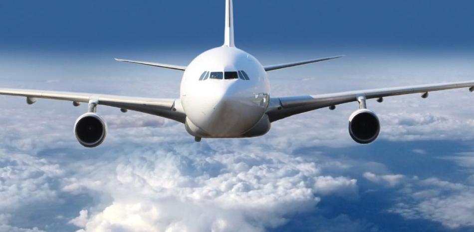 Los asistentes de vuelo fueron acusados de transportar ocho millones de dólares del narcotráfico.