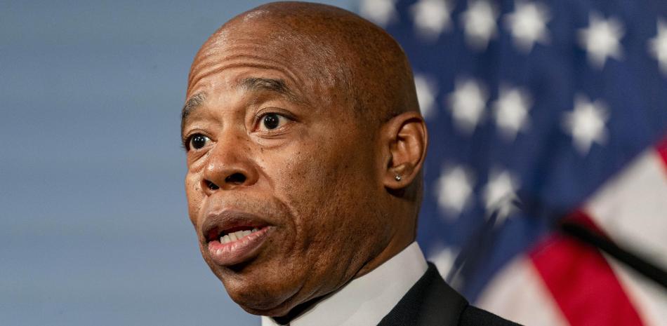 El alcalde de la ciudad de Nueva York, Eric Adams, habla durante una conferencia de prensa en el Ayuntamiento, el 12 de diciembre de 2023, en Nueva York.