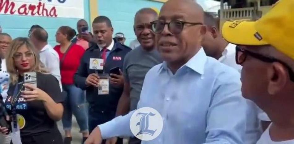 En pasola se devuelve Alfredo Pacheco a buscar su cédula luego de llegar a votar<br /><br />También le pude interesar estos videos:<br /><br />Abinader despierta interés en adquirir buque colombiano para contrarrestar delitos trasnacionales https://youtu.be/gZv8w-87c00<br /><br />Desfile Militar y Policial por 180 Aniversario de la Independencia Dominicana https://youtube.com/live/Xn_IcMlCO50<br /><br />TSE declara inadmisible petición de Ramfis Trujillo para ser candidato presidencial https://youtu.be/HFpdTFtu-XQ<br /><br />Así fue la búsqueda y captura del recluso que se fugó del Palacio de Justicia https://youtu.be/4AoMjn9s3hU<br /><br />En pedernales hay tierras raras, pero aún falta data https://youtu.be/GOPYSb6cPWE<br /><br />Más noticias en https://listindiario.com/<br /><br />Suscríbete al canal  https://bit.ly/335qMys<br /><br />Síguenos<br />Twitter  https://twitter.com/ListinDiario <br /><br />Facebook  https://www.facebook.com/listindiario <br /><br />Instagram https://www.instagram.com/listindiario/