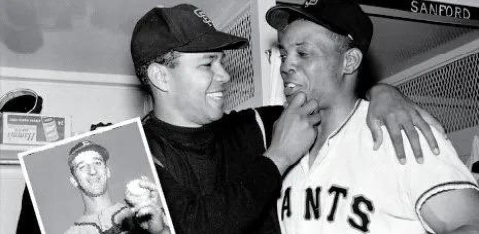 Juan Marichal junto a Willie Mays la noche histórica en que Marichal se enfrascò en un duelo de pitcheo con Warren Spahn de 16 entradas y el mismo culminò 1-0 con un vuelacercas de Mays en la entrada 16.