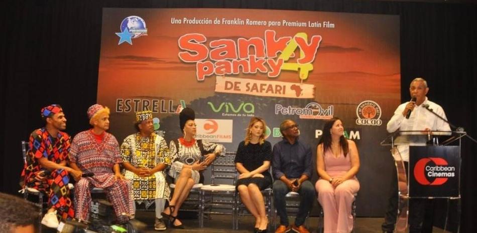 Actores y productores del filme "Sanky Panky 4" durante el encuentro de prensa.