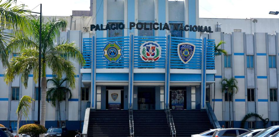 Un presunto delincuente implicado en la muerte de un raso de la Policía Nacional, adscrito a la Dirección Central de Investigación (Dicrim), así como de las heridas ocasionadas a otro joven que lo acompañaba, cayó abatido al enfrentar una patrulla de la citada dependencia operativa institucional, hecho en el cual también fue herido un acompañante en el sector La Ciénaga, del Distrito Nacional.