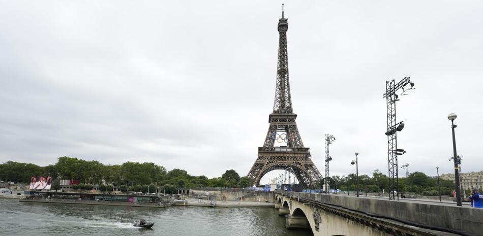 río Sena frente a la Torre Eiffel