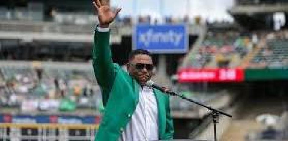 Miguel Tejada saluda a la multitud durante el ceremonial efectuado este sábado.