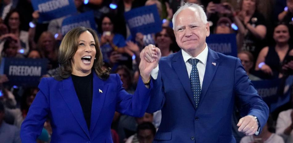 La nominada presidencial demócrata y vicepresidenta, Kamala Harris, y su compañero de fórmula, el gobernador de Minnesota Tim Walz, se presentan en el Fiserv Forum en un mitin de campaña en Milwaukee, el martes 20 de agosto de 2024.