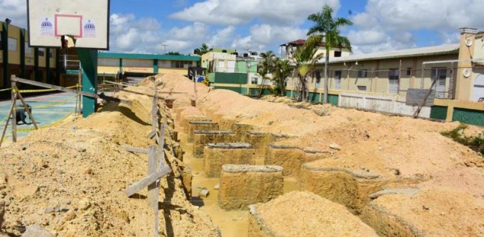 El Centro Educativo Cristo Rey, ubicado específicamente en la Prolongación Tiradentes, carga consigo una construcción pendiente que ha puesto en riesgo la seguridad de aproximadamente 600 estudiantes.