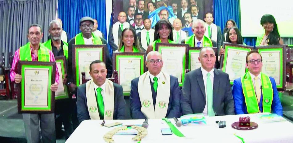 Los nuevos exaltados comparten con los directivos del Comité Permanente del Salón de la Fama y el presidente de honor, Luis Manuel Aguiló.