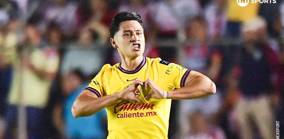 Ramón Juárez celebra el gol que marcó en el choque que el América se impuso al Chivas en otro duelo del fútbol de México.