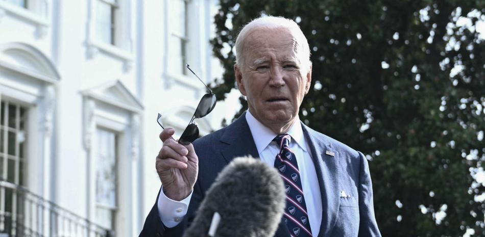 El presidente estadounidense Joe Biden habla con la prensa antes de abordar el Marine One cuando sale de la Casa Blanca en Washington, DC. Foto Brendan SMIALOWSKI