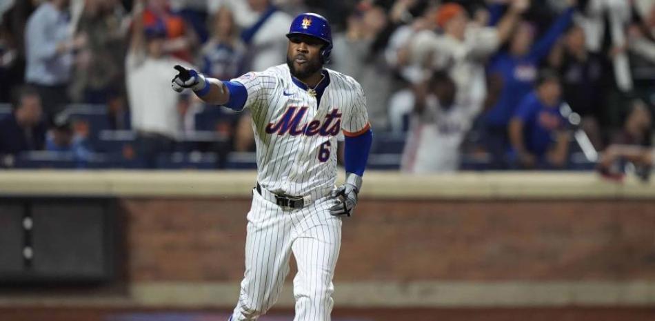 Starlin Marte saluda al dugout tras decidir con sencillo la victoria de los Mets