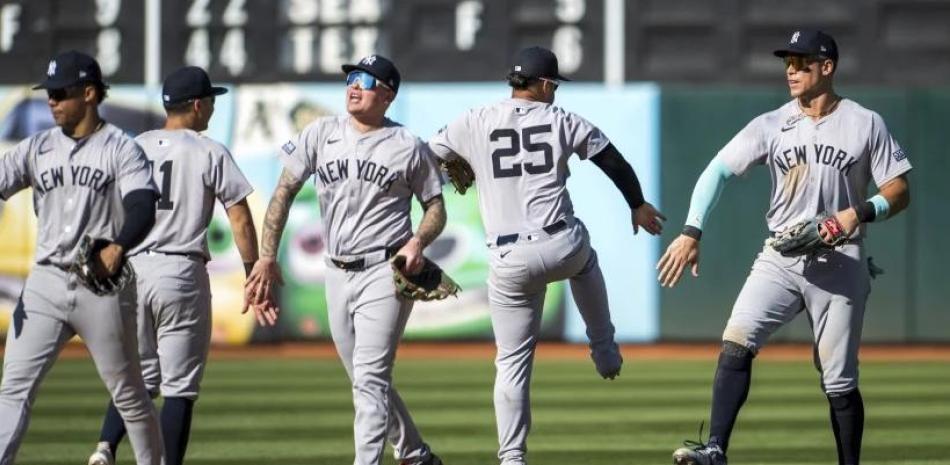 El jardinero de los Yankees de Nueva York, Aaron Judge, a la derecha, celebra una victoria con el segunda base Gleyber Torres.
