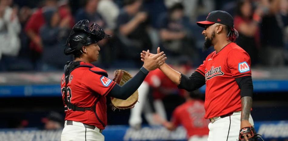 Emmanuel Clase se felicita con el receptor de los Guardianes luego de que su equipo asegurara la División Central de la Americana.