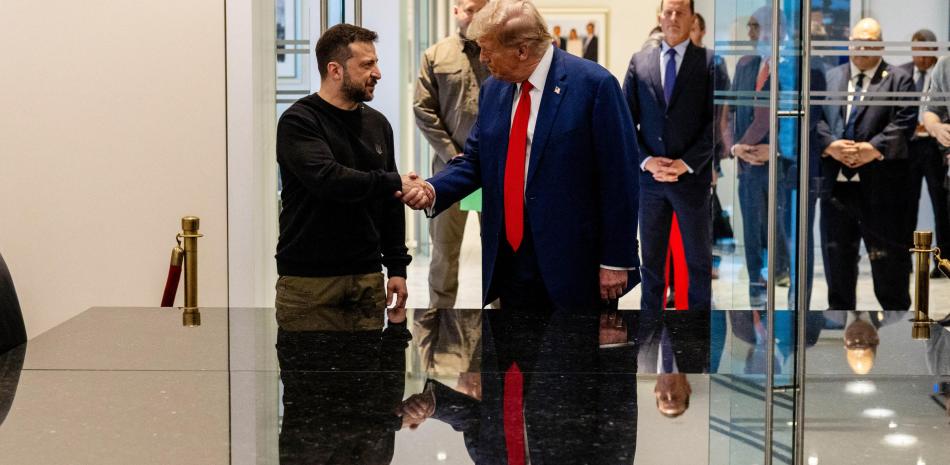 El presidente ucraniano Volodymyr Zelensky y el candidato presidencial republicano, el ex presidente estadounidense Donald Trump, se dan la mano durante una reunión el 27 de septiembre de 2024 en la ciudad de Nueva York.