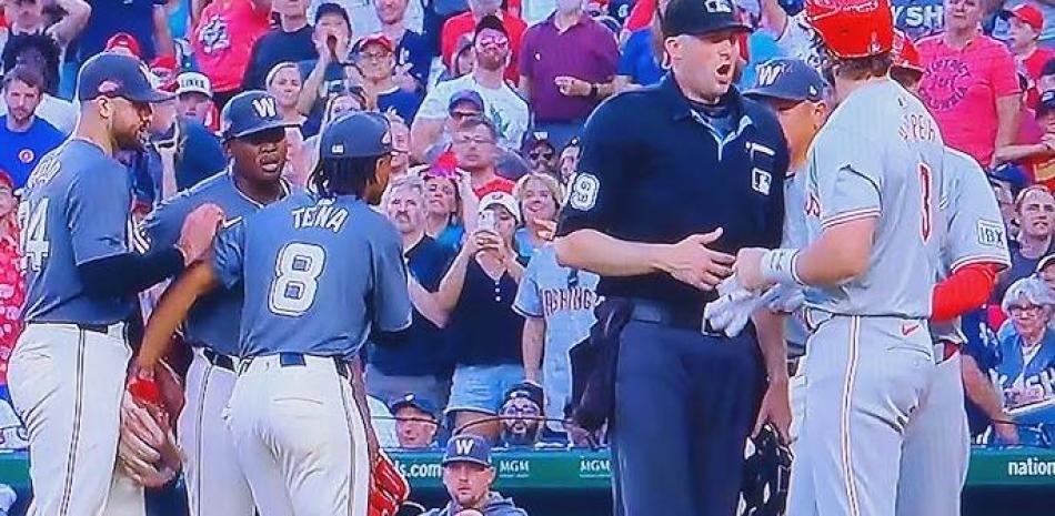 Bryce Harper discute con varios jugadores de los Nacionales en el choque que los Filis sucumbieron y perdieron la ventaja de iniciar jugando como locales en todas sus series.