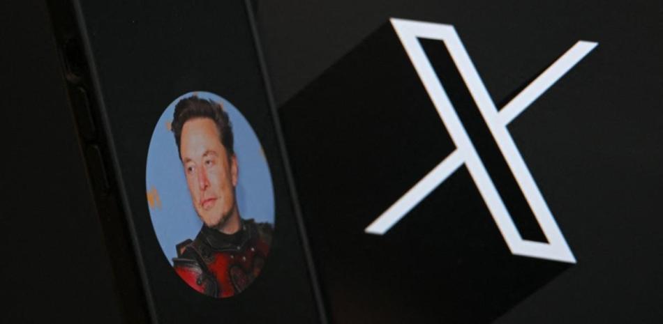 Esta fotografía ilustrativa muestra el logotipo de la red social X (antes Twitter) y una fotografía del consejero delegado de la red social X, Elon Musk, en un smartphone