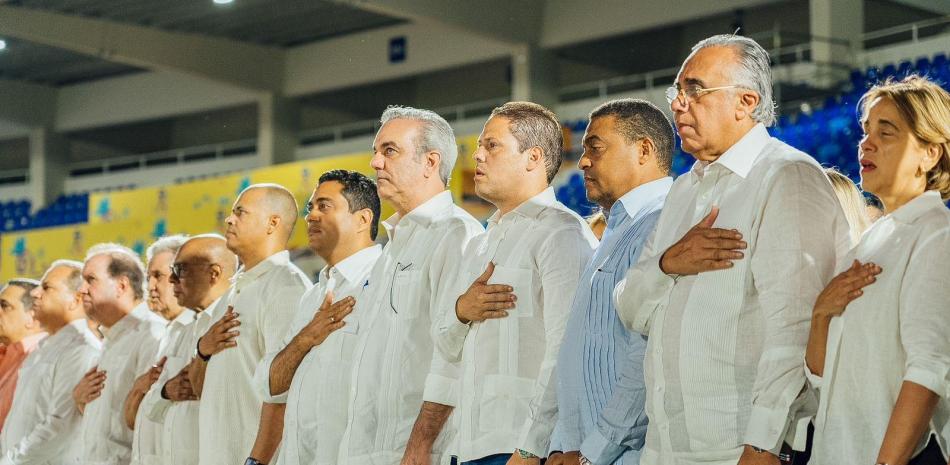 El presidente Abinader mientras hacía reverencia a la entonación del himno nacional en compañía de los ministros Carlos Bonilla, Kelvin Cruz, José Monegro, Luisín Mejía, Felipe Vicini, José Joaquín Puello, Félix Sánchez y Luis Chanlatte, entre otros.