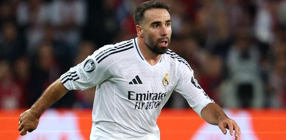 Dani Carvajal controla el balón durante el partido de fútbol de la UEFA Champions League entre el Lille LOSC y el Real Madrid