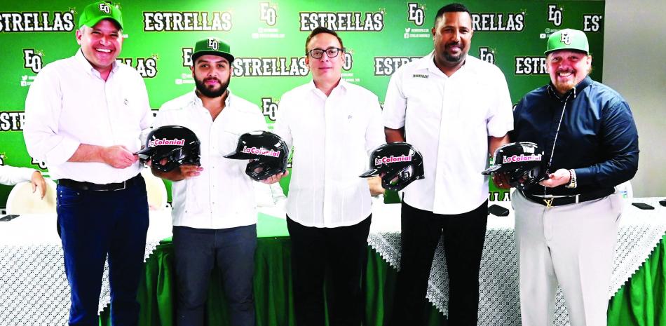 Luis Manuel Aguiló, presidente de la Colonial al momento de hacer entrega de los cascos  que usarán las Estrellas en el venidero torneo invernal.