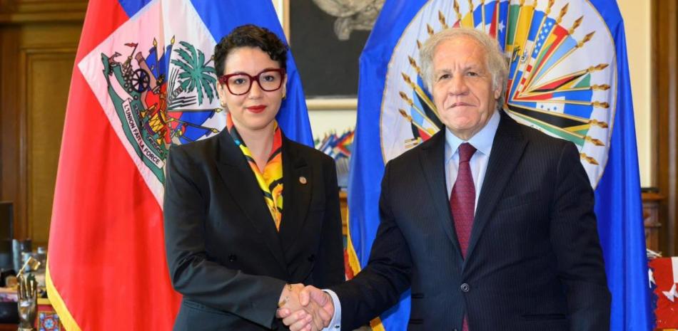 La canciller de Haití, Dominique Dupuy saluda al secretario d ela OEA, Luis Almagro