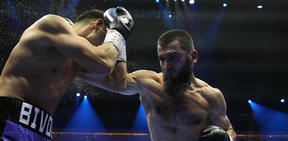 Artur Beterbiev conecta con su derecha al rostro de Dmitry Bivol durante su combate entre peleadores invictos rusos. Beterbiev ganó por decisión dividida.