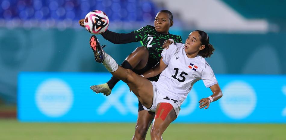 La dominicana Nathalie Bruno se disputa la posesión del balón con anike Azeek, de Nigeria durante la celebración del tercer choque de las quisqueyanas en el Mundial de Fútbol Sub 17.