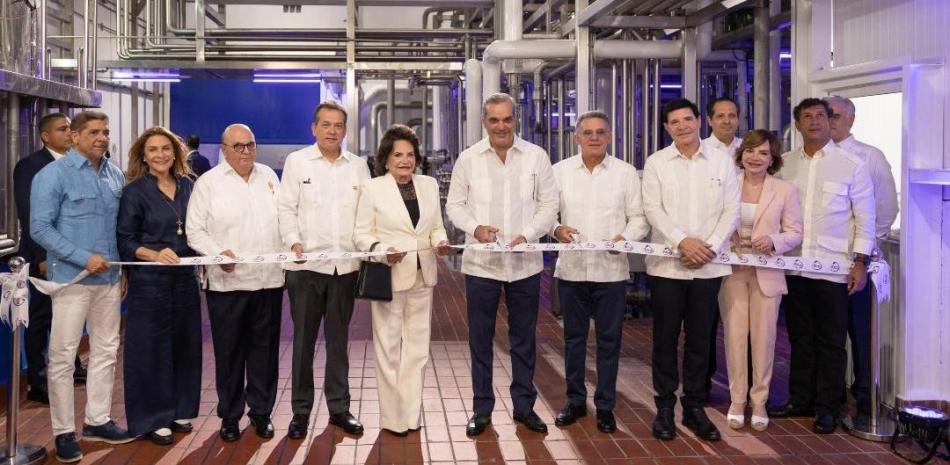 El presidente Luis Abinader, ejecutivos del Gurpo Rica, empresarios y funcionarios.