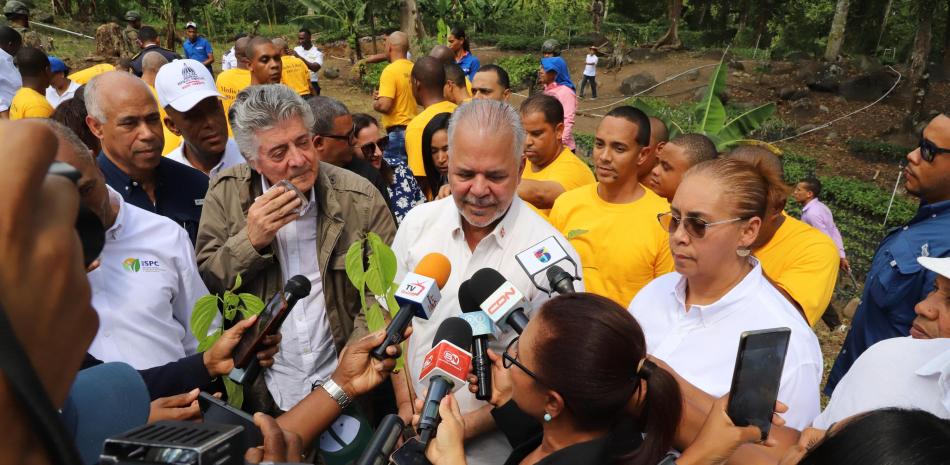 Roberto Santana y Rafael Salazar encabezaron el inicio del plan de reforestación de las cuencas hidrográficas con la participación de privados de libertad