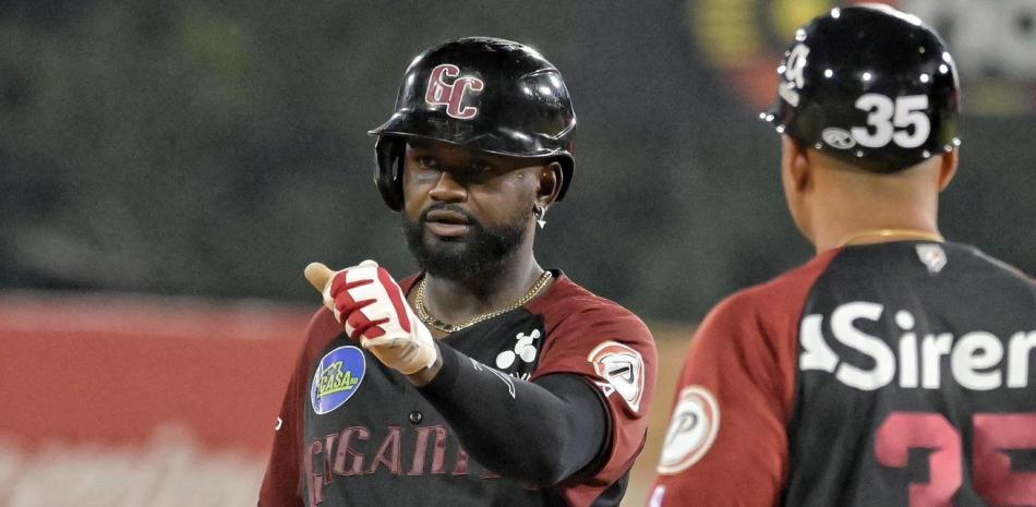 Diego Hernández al momento de anclar en la antesala luego de disparar un batazo de tres bases.