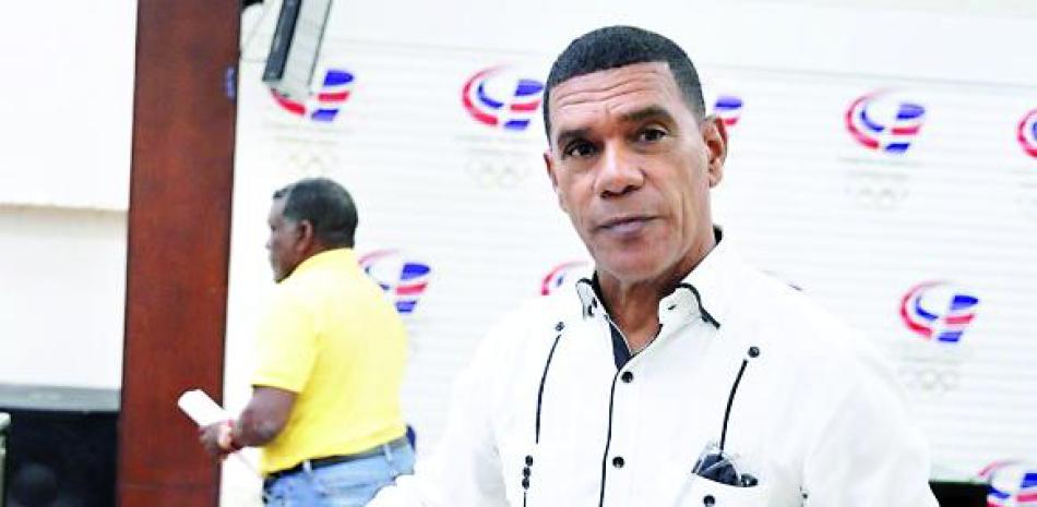 El ingeniero Alexis Peguero, nuevo presidente de la Federación Dominicana de Atletismo al momento de ejercer el derecho al voto