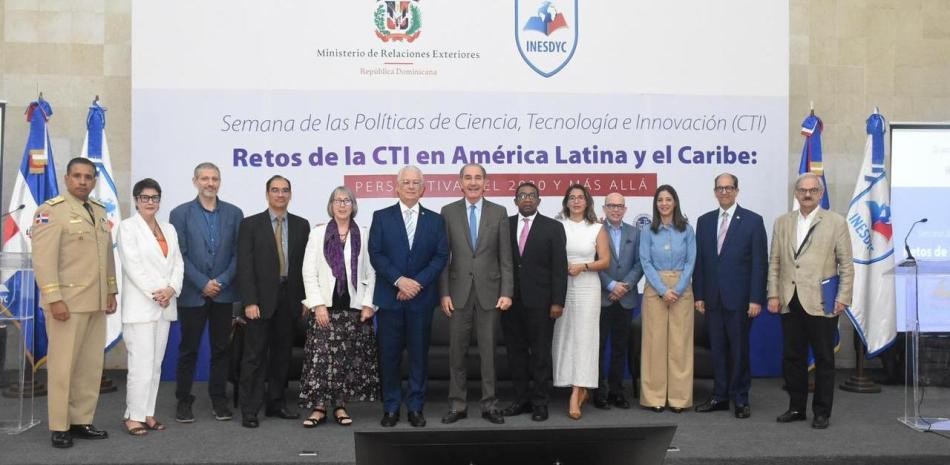 Fotografía muestra apertura semana de diálogo sobre Ciencia, Innovación y Tecnología en América Latina.