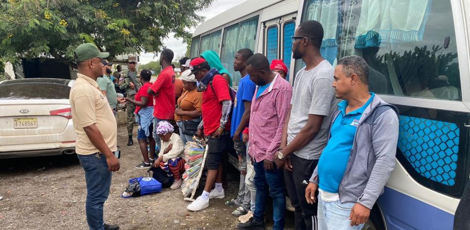 Minibús detenido con indocumentados haitianos