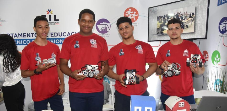 Alumnos representantes de los proyectos expuestos en la FIL 2024.