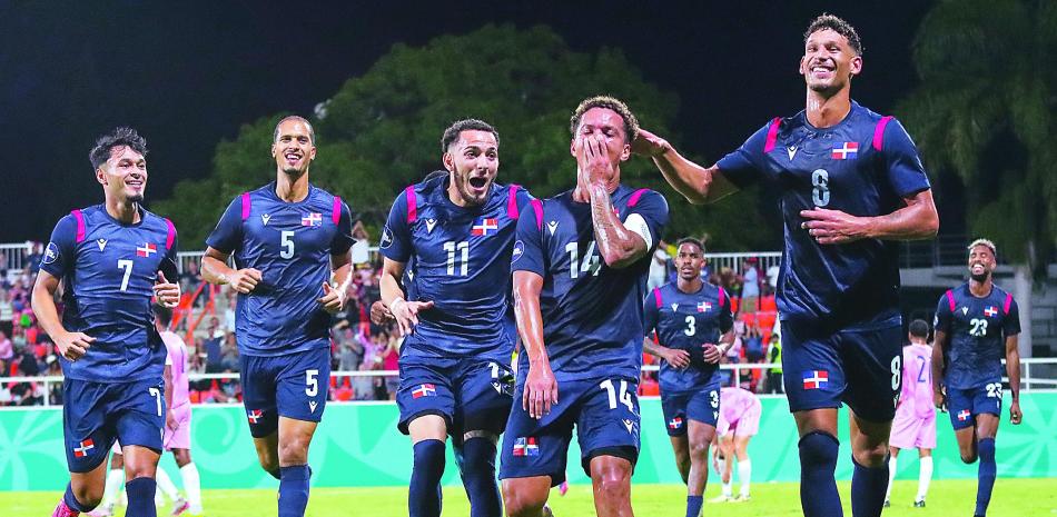 Jugadores de la selección dominicana celebran el triunfo logrado este martes 6-1 frente a  Bermudas.