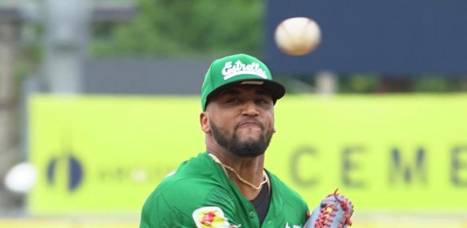 Robinson Piña realiza un pitcheo al pentágono durante su labor efectiva de 5.0 entradas que tiró este sábado ante los Leones.