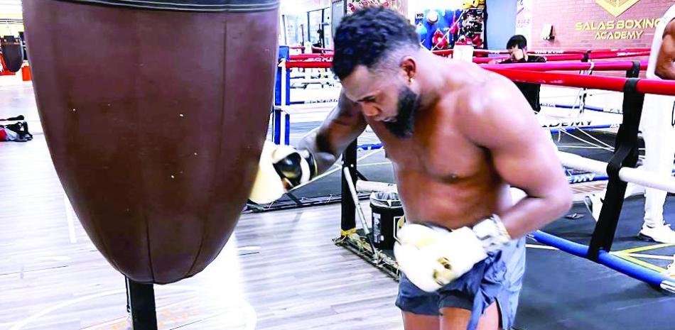 Carlos Adames (Cabalo Bronco) durante una sesión de trabajo en preparación para su combate el próximo 25 de febrero.