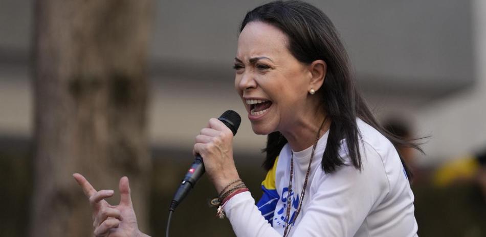 La líder de la oposición María Corina Machado le habla a sus partidarios durante una protesta contra el presidente venezolano Nicolás Maduro, el día antes de su toma de posesión