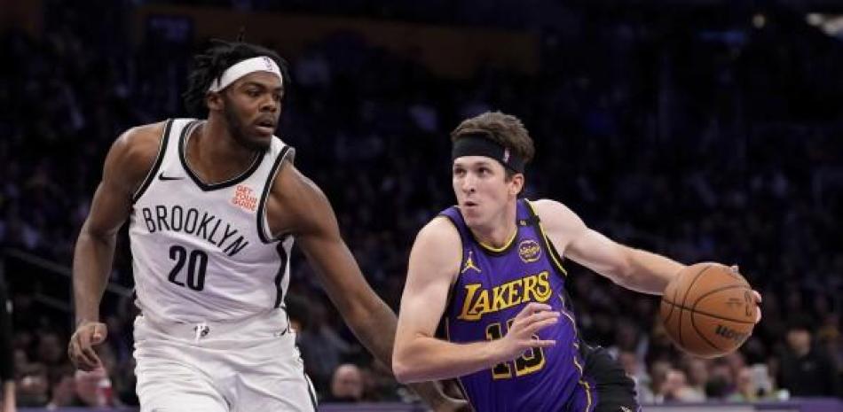 Austin Reaves se dirige al canasto en busca de anotar dos puntos en el partido que los Lakers se impusieron a los Nets.