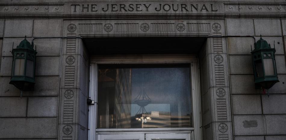 El edificio Jersey Journal aparece en la ciudad de Jersey, Nueva Jersey, el 30 de enero de 2025. The Star Ledger, el periódico de la serie de culto Los Soprano, solo aparecerá en Internet; su vecino, "The Jersey Journal", dejará de publicarse después de más de un siglo y medio mientras continúa el declive de la prensa local, dejando huérfanos a sus últimos lectores. Al otro lado del río desde Nueva York, la rápida desaparición de The Star-Ledger -leído por el jefe mafioso ficticio Tony Soprano- y The Jersey Journal ha dejado a los lugareños sin un periódico físico y a algunos periodistas, vendedores de periódicos e impresores sin trabajo. CHARLY TRIBALLEAU / AFP)