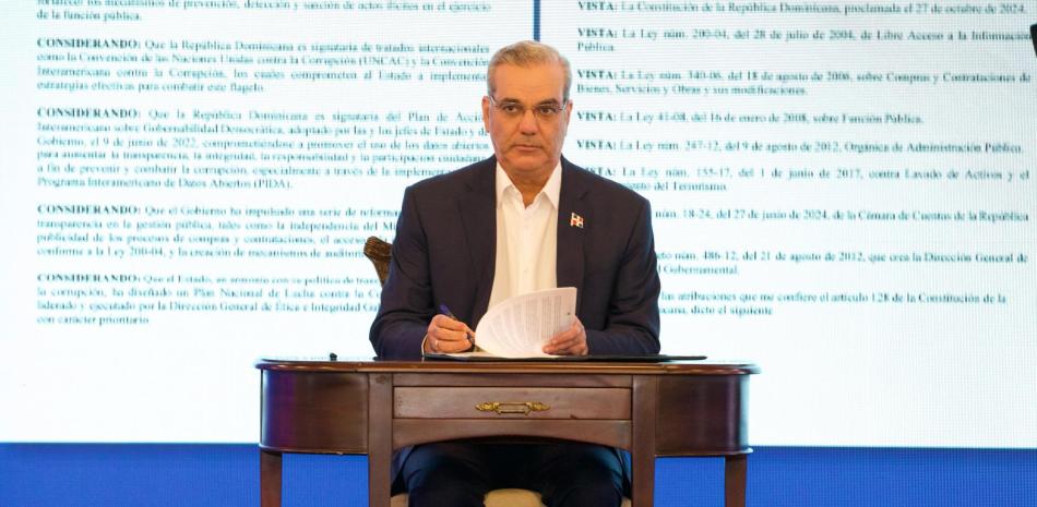 El presidente Luis Abinader firmó el decreto 76-25, que crea la Comisión Presidencial de Transparencia y Anticorrupción.