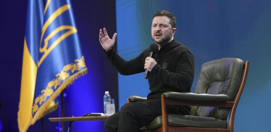 El presidente ucraniano, Volodymyr Zelenskyy, responde a las preguntas de los medios durante su conferencia de prensa en Kiev, Ucrania, el domingo 23 de febrero de 2025.