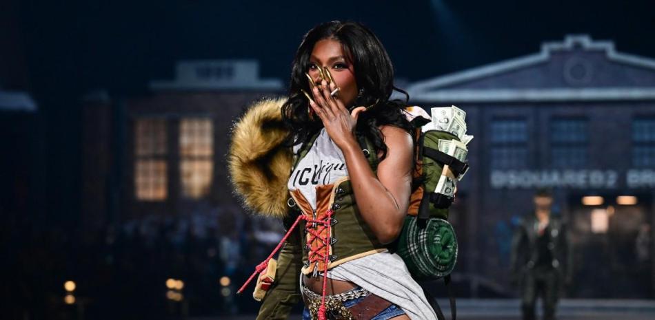 La rapera estadounidense Doechii presenta una creación de Dsquared2 para la colección de prêt-à-porter femenina otoño-invierno 2025/2026 en el marco de la Semana de la Moda de Milán, en Milán el 25 de febrero de 2025. (Foto por Piero CRUCIATTI / AFP)