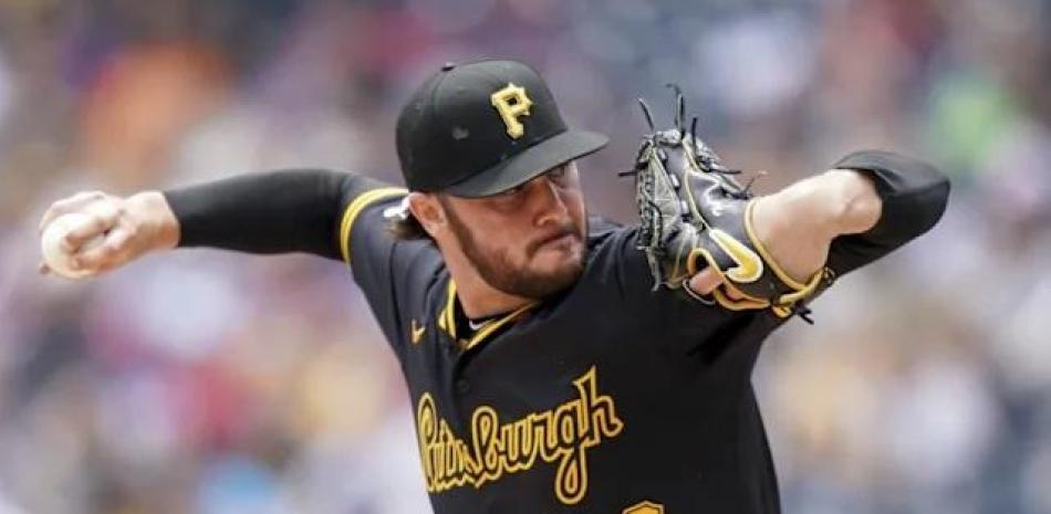 Paul Skenes realiza un pitcheo al pentágono durante el choque en que contribuyó desde el box al èxito de los Piratas.