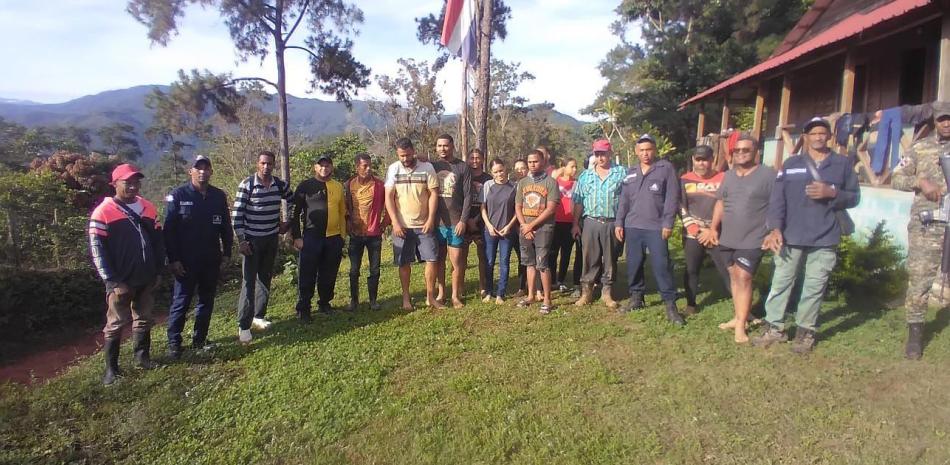 La defensa civil compartió una fotografía de los jóvenes senderistas extraviados en la Loma Copey